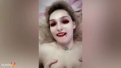 Иван Хелсинг тачаангуй цус сорогчийг зөндөө бөгөөд түүний өгзөг дээр ирдэг